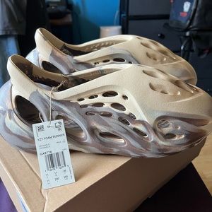 Yeezy Foam RNNR MX Cream Clay